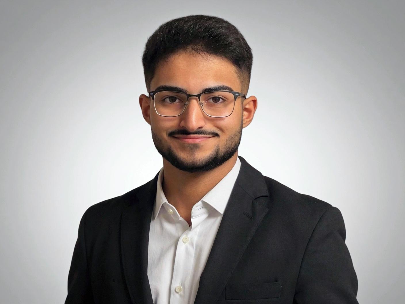 Ayaan Khan – Vertrieb und Kundenbetreuung